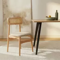 Ąžuolo spalvos medinė kėdė apmušta šviesiai smėlio spalvos rotango atlošu
