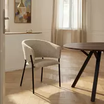 Minkšta valgomojo kėdė, šviesiai smėlio spalvos, juodos metalinės kojos