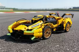 SPORTINIŲ AUTOMOBILIŲ TECHNINIŲ BLOKŲ RINKINYS 1158 ELEMENTAI ŠVIETI TAMSOJE