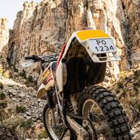 Motociklo valstybinio numerio lipdukas Honda XR Patvarus Geltonas — enduro priedai, honda vizualinis tiuningas, motociklo vinilo lipdukai, offroad grafika, registracijos numeriai, xr lipdukų komplektas, moto plastiko apsauga