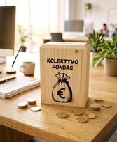 Medinė taupyklė su spauda „Kolektyvo fondas“ (13,5x10x6)