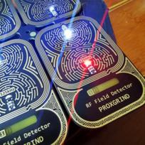 Nedidelis nešiojamasis dviejų dažnių RFID lauko detektorius, pagamintas „Proxgrind“. blue