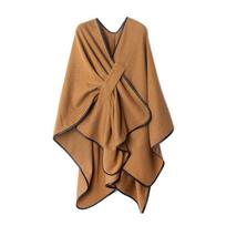 Vienos spalvos moteriškas apsiausto tipo šalis su diržu, juodu kraštu, pončo tipo apdangalas, oversized, šiltas, rudeniui, žiemai, moteriškas išorinis apsiaustas 150x130cm L balta