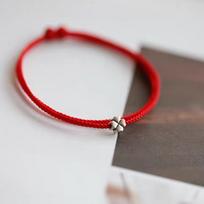 Raudono siūlo apyrankė su sidabriniu keturlapiu dobilu – Paprastas pintas dizainas, Sėkmės talismanas, Moteriška kelionės suvenyrinė dovana Black String gray