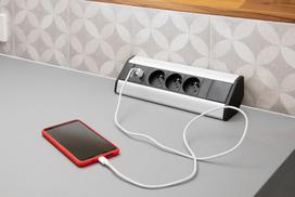 Kampinis stalo prailgintuvas 3x Schuko, 2x USB, sidabrinis