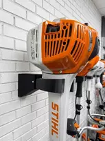 Garageprintslt Didelių ir sunkių modelių Stihl FSA / FS krūmapjovių ir trimerių sieninis laikiklis