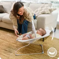 MoMi GLOSSY smėlio spalvos kūdikių bouncer - melodijos, vibracijos, žaislai