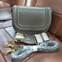 Prabangūs krepšiai moterims Toptrends Balnelio formos Crossbody Trend Dizainerio rankinė ant peties ar po pažastimi PU odinės moteriškos rankinės ir piniginės 24.5*9*20.8 gray