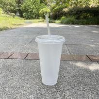 Gėrimo puodelis su šiaudeliu Puodeliai su dangteliu Plastikinis gertuvas Matinis Kavos butelis Puodelis Maistinis PP plastikas Su šiaudeliu white