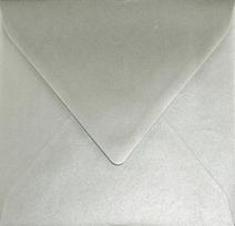 Dekoratyviniai metalizuoti kvadratiniai vokai Sirio Pearl, K4 15,5x15,5 Platinum silver 25 vnt. 110g