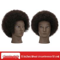 Afrikietiškas Afro Natūralių Plaukų Manekeno Galvos Modelis su Pūkuotais Juodais Plaukais ir Odos Atspalviu.