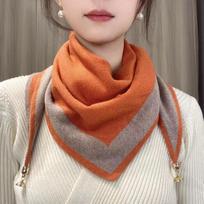 Milano dviejų spalvų megztas trikampis šalikas su dekoratyviniais galais 110*35cm black