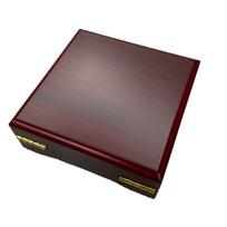 Proginės monetos vitrina: Kryžiaus Medalis Ženklelis Medinė Dėžutė su Atverčiamu Dangčiu ir Veliūro Pamušalu Outer: 10*10*3.5cm, Inner Core: 4.5cm gray