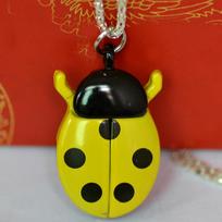 Mini Retro Beetle Pocket Watch,Red/Yellow Creative Flip-Top Pendant Clock for Couple,Cute Fashion Pocket Watchs for Gifts geltona