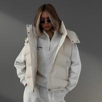 Moteriška žieminė oversized striukė-liemenė su gobtuvu, lengva, užsegama užtrauktuku, su stovinčia apykakle, su pašiltinimu, pūsta, be rankovių, su kišenėmis, šilta viršutinė apranga moterims M dramblio kaulas
