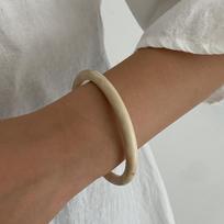Retro Faux Tortoiseshell Open Bangle with Smooth Finish and Resin Texture black