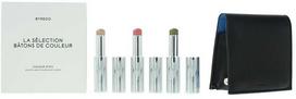 Mėlynas rinkinys Byredo: Colour Stick daugiafunkcis akių šešėlių pieštukas 509 Solar Flare 3,5 g + Colour Stick daugiafunkcis akių šešėlių pieštukas 509 Kumato Face 3,5 g + Colour Stick daugiafunkcis akių šešėlių pieštukas 509 Flower Play 3,5 g + Byredo GWP odinė kosmetinė
