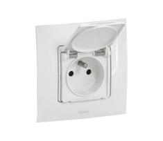 Legrand - Lauko rozetė namams 250V/16A su rėmeliu NILOE balta
