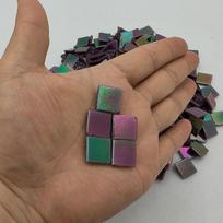 320 vienetų kvadratinės vaivorykštinės vitražo mozaikos plytelės, 500g mozaikos plytelių amatams, 1.5cm ryškios mozaikos stiklo detalės amatams ir namų dekoracijoms (iridescent Purple F532)