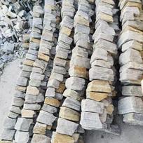Netaisyklingas žalias skalūnas su geltonomis gyslomis - Wabi-Sabi arbatos namelio ir vilos kiemo sienų akmuo Green quartz loose strips