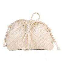 Wrinkled Dumpling Crossbody Bag Women Small Woven PU Shoulder Daily Chic Commuter Purse 22x9x14 cm raudona