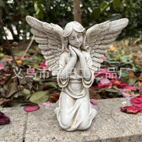 Klūpančio angelo figūrėlės statulėlės ornamentas, tinkamas kiemo sodo namų dekoravimo ornamentui white