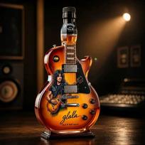 Gitaraus formos viskio grafinas, Guns N' Roses tematikos alkoholio butelis, Tennessee viskio kolekcinis baro reikmuo roko gerbėjams brown