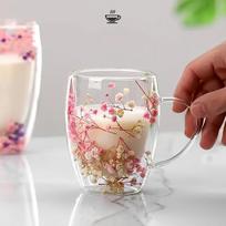 Dvigubos sienelės stiklinis puodelis su gėlių dekoru (310 ml), Rožinė Ir Balta