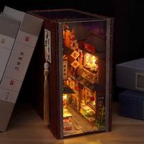 Miniatiūrinis LED knygų skirtukas „Cottage Street“ – 3D surenkamas namelis