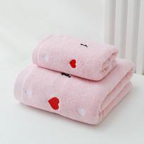 Širdelės siuvinėtas prabangus medvilninių rankšluosčių rinkinys – 480 GSM, minkštas ir storas, idealiai tinka poroms ar Valentino dienai, yra 1 vonios ir 1 rankšluostis rožinė