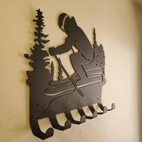 Metalinė sienos dekoracija, sienos meno slidinėjimo kabykla, sieninis kabliukas raktams, sniego sporto dovana, slidinėjimo mėgėjui, metalinė sienos dekoracija kalnų dviračiui