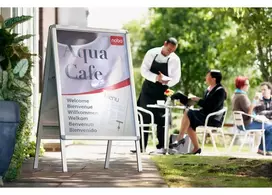 Nobo A1 stovas plakatams, aliumininis rėmas, du atlenkiami rėmeliai, plieninė galinė sienelė, plėvelė nuo atspindžių