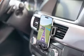 Cellularline Hug – universalus laikiklis telefonui automobilyje, juodas