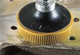 Rotacinis šepetėlis su šereliais 3M Roloc 76 mm K80 geltonas paviršiams valyti ir apdailinti