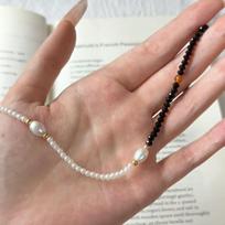 Pearl and Black Spinel Color-Block Clavicle Necklace for Women - Thin, Retro, High-End Style. beige