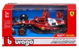 Formulės 1 Ferrari automobilio modelis be šalmo ir plastikinio stovo
