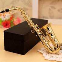 Mini saksofono modelis Muzikos instrumentas Varinis sagė Miniatiūrinis stalo dekoras Ekranas su dėžute + brown