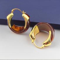 Retro Coffee Resin Ear Cuff: Autumn/Winter Hong Kong Style Elegant Earrings žalia