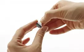 Magnetoplan Takkis lipniosios magnetinės plokštelės ritininiame dozatoriuje, juodos, 200 vnt., 15 mm skersmens, skirtos nematomam tvirtinimui prie feromagnetinių paviršių 15503