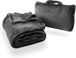 Cabeau Fold ‘n Go kelioninis pledas ir užklotas plius kompaktiškas dėklas - namams ir kelionėms - gali būti naudojamas kaip juosmens pagalvė ir kaklo atrama - prancūziškas mikropluošto komfortas - charcoal