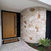 Baltos smiltainio netaisyklingos šiurkščios plokštės lauko ir fono sienoms (Natūralios plytelės) White Sandstone Flakes