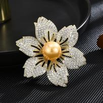 Women's Light Luxury Design Elegant And Versatile Inlaid Zircon Flower Brooch Elegant And Fashionable Niche Design Brooch white