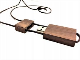 Medinė 64GB USB atmintinė su raišteliu ir graviravimu