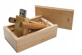 Medinė USB atmintinė 4GB su dėžute, dovanai krikštynoms ar vestuvėms