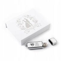 Odinė USB atmintinė 128GB su graviravimu ir balta magnetine dėžute, vestuvėms