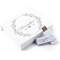 USB atmintinė 4GB su magnetine balta dėžute ir graviravimu, tinkama dovanai mergaitei