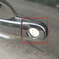 Vairuotojo priekinės išorinės kairės durų rankenos užrakto rakto skylutės dangtelis Juodo plastiko Automobilio priedai VW Polo Jetta up! 6R4837879A kaip parodyta spalva