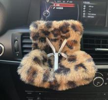 Lėlės saugos kėdutė automobiliui 17 cm animacinio personažo kėdutės modeliui Automobilio sėdynės išleidimo angos dekoracija lėlės automobilio interjero stiliui rožinė