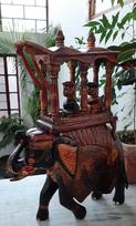 Hand Carved Mango Wood Elephant Statue: Vintage Indian Decor 16” X 8” X 24” (l x w x h) įvairiaspalvis