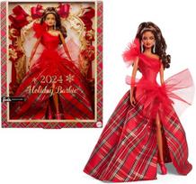 Barbie 2024 šventinės lėlės sezoninė kolekcinė dovana firminis languotas suknelė su raudonu kaspinu demonstruojama pakuotė šviesiai rudi plaukai Hrm67 [daugiaspalvis]